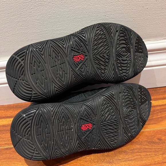 Kyrie 5 red carpet black red white - Picture 4 of 5